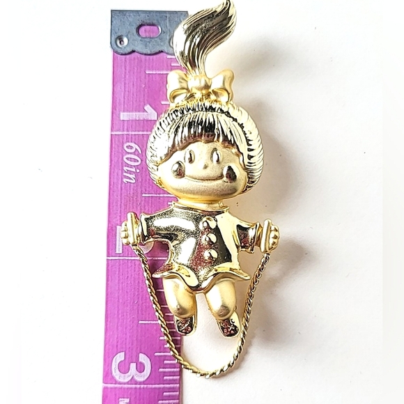 GIRL JUMPING ROPE PIN BROOCH - GOLDTONE AJC SIGNED - Picture 4 of 6